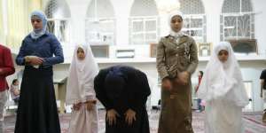 Saudi Larang Memotret Perempuan Salat