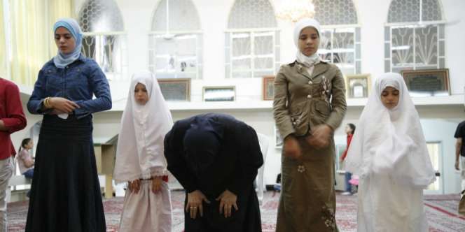 Saudi Larang Memotret Perempuan Salat