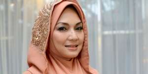 Cantiknya Nia Daniati Berhijab