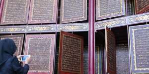 Alquran Pahatan Kayu Terbesar di Dunia Ada di Indonesia