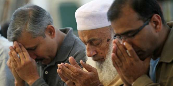 Anggota Parlemen India Paksa Makan Muslim yang Puasa