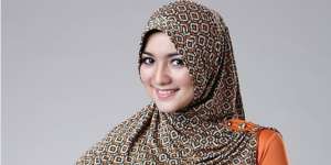 Elzatta: Jilbab Instan Berhias Kancing
