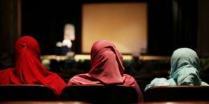 Kegigihan Hijaber Anak Penjual Gorengan Jadi Apoteker