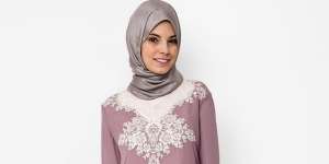 Zalora : Gamis Renda dengan Warna Lembut