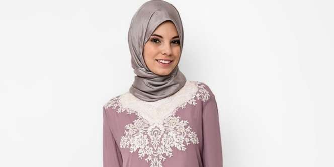 Zalora : Gamis Renda dengan Warna Lembut