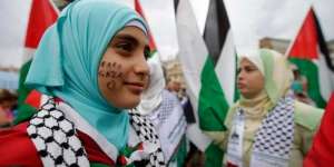 Gadis Cantik Ini Gelar Aksi Solidaritas Gaza saat Paus Berdoa