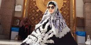 Gaya Syahrini Saat Jalani Ibadah Umroh