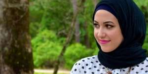 Gaya Minimalis Hijabers Amrik Berdarah Palestina