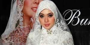 Pulang Umroh, Syahrini Kenalkan Tren Busana Muslim