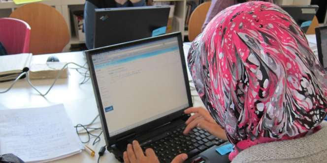 Hijaber Anak Penjual Gorengan Kuliah Gratis di UGM