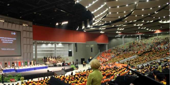 Hijaber Anak Pencari Ikan Jadi Wisudawan Terbaik