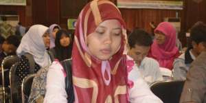 Perjuangan Hijaber Anak Kondektur Diterima Kuliah Kedokteran