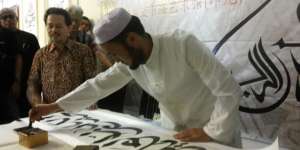 Kagum Ayat Al Quran Pria China ini Jadi Kaligrafer Islam