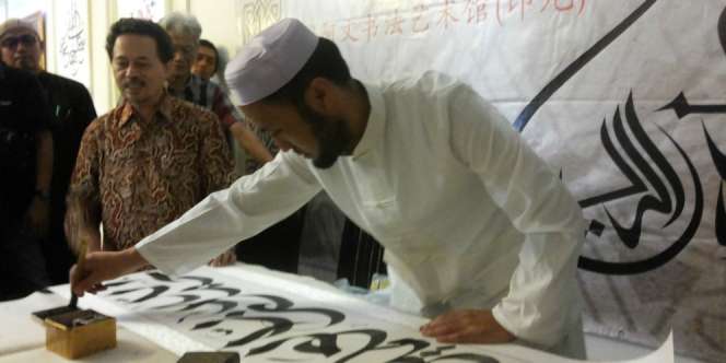 Kagum Ayat Al Quran Pria China ini Jadi Kaligrafer Islam