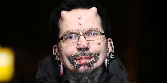 Pria dengan Tindikan Terbanyak Ditolak Masuk Negara Muslim Ini