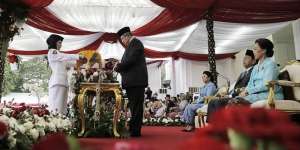 Yonanda, Hijaber Pembawa Baki Bendera Pusaka