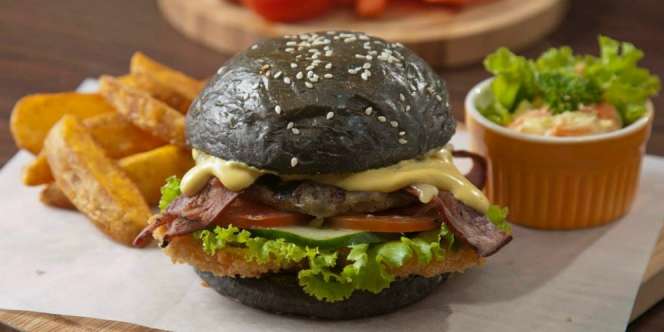 Sensasi Makan Burger Hitam yang Unik 