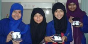 Keren, 4 Hijaber Ini Ciptakan Jam Tangan Pengusir Stres