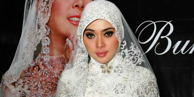 Jual Miras, Karaoke Syahrini Disegel Aparat