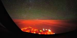 Cahaya Misterius Memancar di Langit Samudera Pasifik