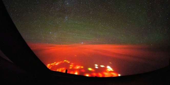 Cahaya Misterius Memancar di Langit Samudera Pasifik
