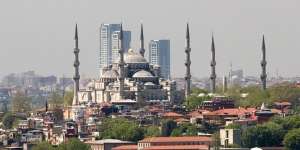 Pencakar Langit Dihancurkan Demi Pemandangan Bangunan Ini