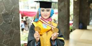Lydia, Hijaber Lulusan Terbaik dengan IPK Nyaris Sempurna