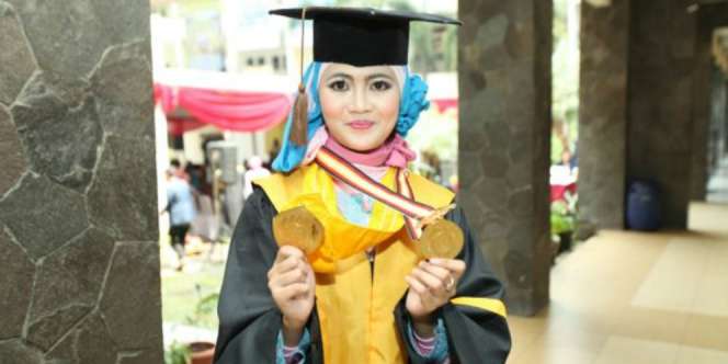 Lydia, Hijaber Lulusan Terbaik dengan IPK Nyaris Sempurna