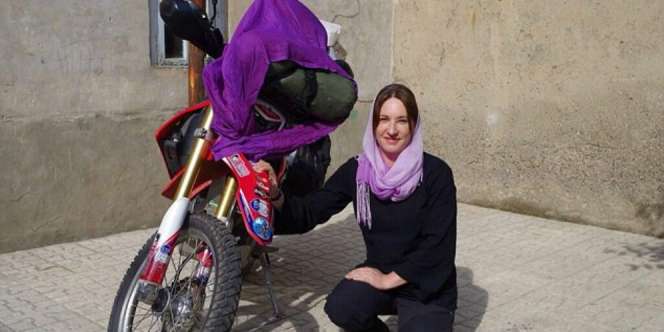 Nenek Cantik Ini Keliling Dunia Naik Motor