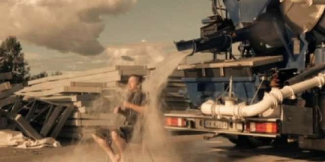 Tantangan `Ice-Bucket` Paling Gila, Pakai Truk Molen