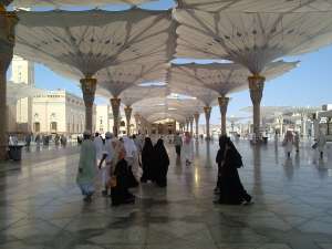 Tugas Berat Polwan Berhijab Jaga Masjid Nabawi