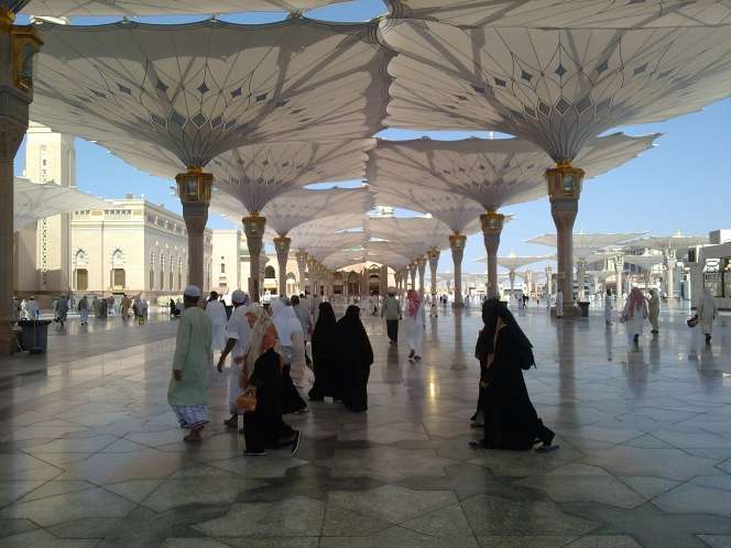 Tugas Berat Polwan Berhijab Jaga Masjid Nabawi