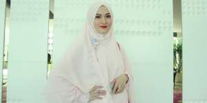 Lyra Virna Kian Cantik Kenakan Gamis