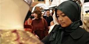 Trik Desainer Hijab Ini Perluas Pasar