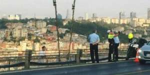 Polisi Selfie di Depan Korban Bunuh Diri