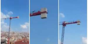 Pekerja Konstruksi Salat di Atas Menara Crane