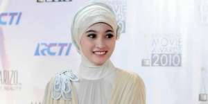 Gaya Hijab Artis Meyda Sefira