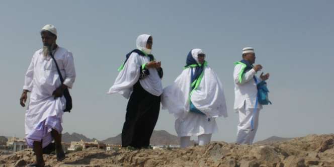 Jamaah Haji Indonesia Selfie di Bukit Uhud
