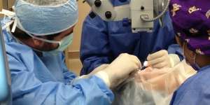Operasi Dokter Keluarkan Cacing Seukuran Ular dari Mata Wanita