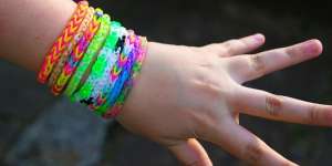 Bahaya Gelang Karet Loom Band: dari Kanker sampai Kebutaan