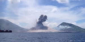 Video Amatir Detik-Detik Gunung Meletus di Papua 