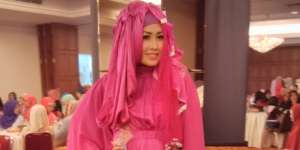 Melinda `Cinta Satu Malam` Tampil Berhijab di Catwalk