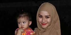 Hijab Jadi Kebutuhan Hidup Zaskia Mecca