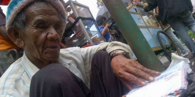 Ketabahan Bapak Tua Penjual Amplop