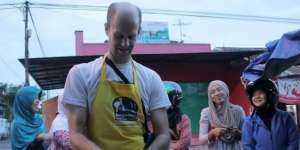 Demi Biayai Pengobatan Istri, Bule Jual Burger
