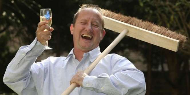 Tukang Sapu Jalanan Dapat 'Uang Kaget' Rp 88 Miliar