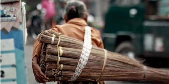 Kegigihan Nenek Penjual Sapu Ijuk