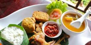 Warung Emak: Nikmati Nasi Bakar Paket Spesial