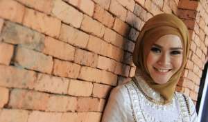 Zaskia Mecca Boyong Keluarga di Film `Hijab`