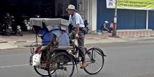 Demi Menyambung Hidup di Usia Renta